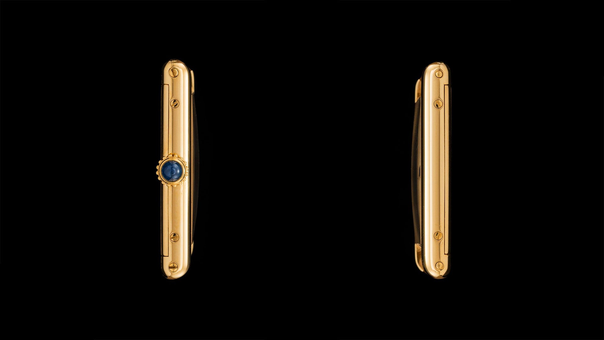 タンクルイカルティエ-エクストラフラットの薄さが分かる画像