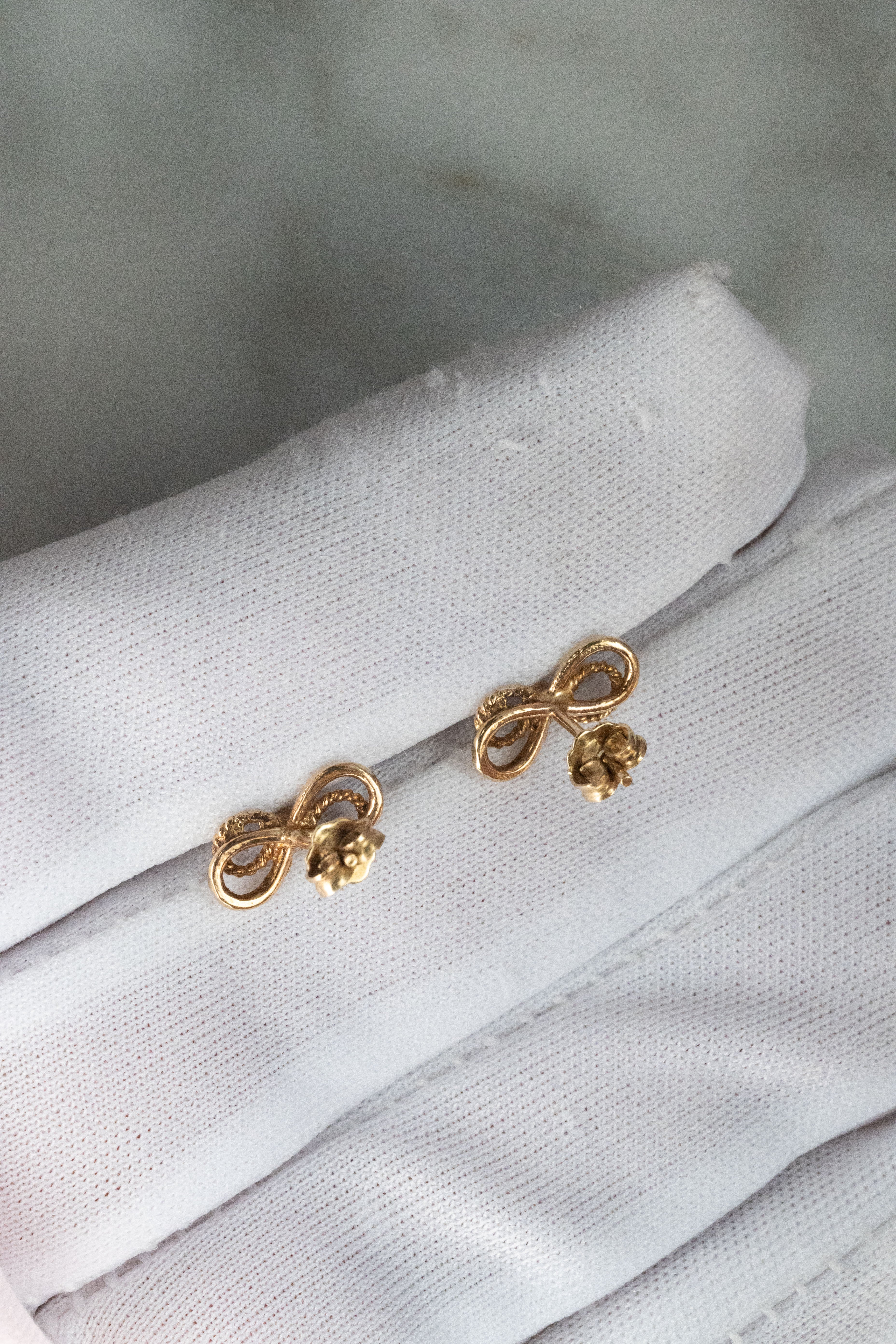 9金 1g 天然ダイヤモンド ヴィンテージ・リボンスタッドピアス