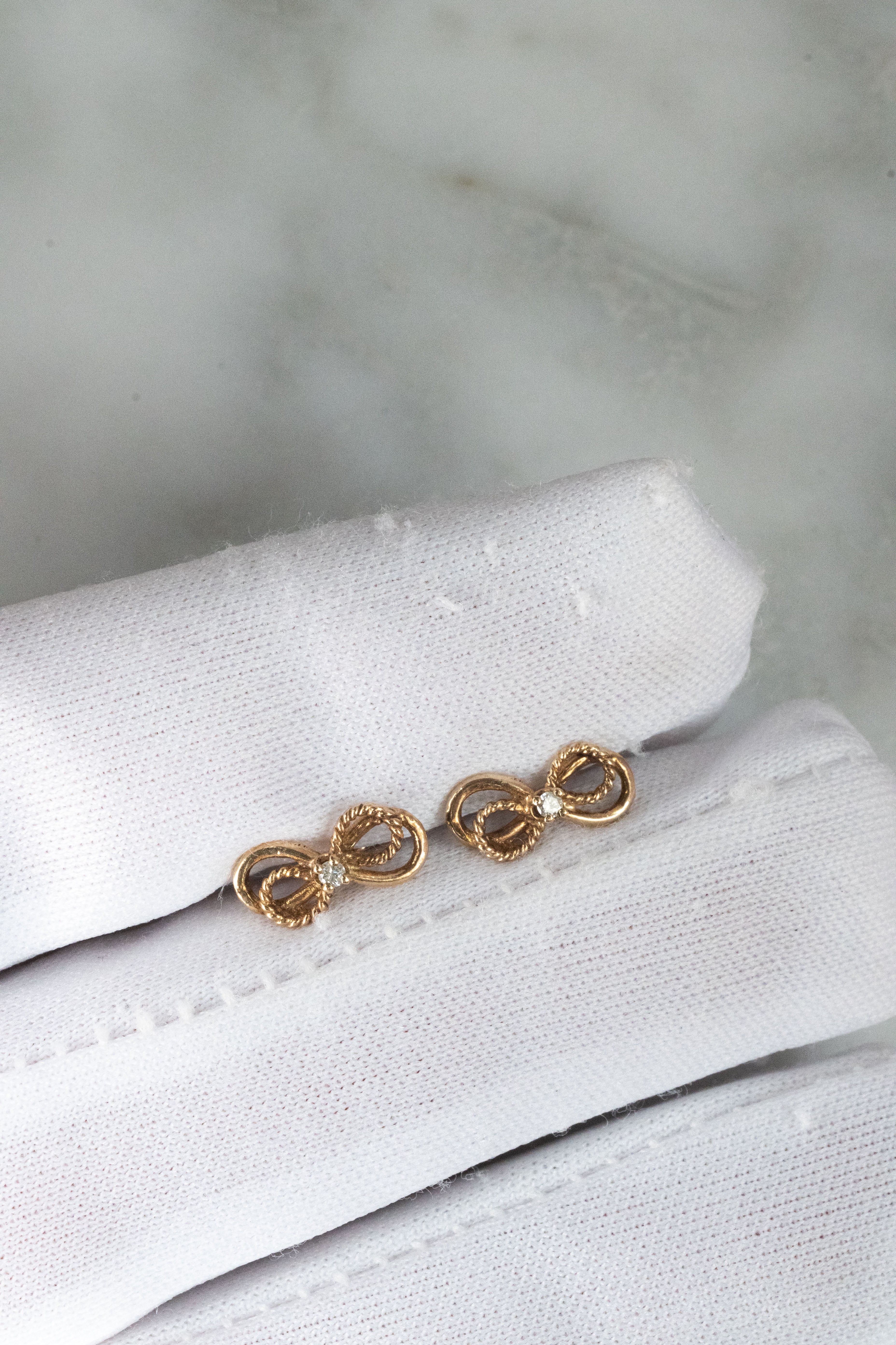 9金 1g 天然ダイヤモンド ヴィンテージ・リボンスタッドピアス