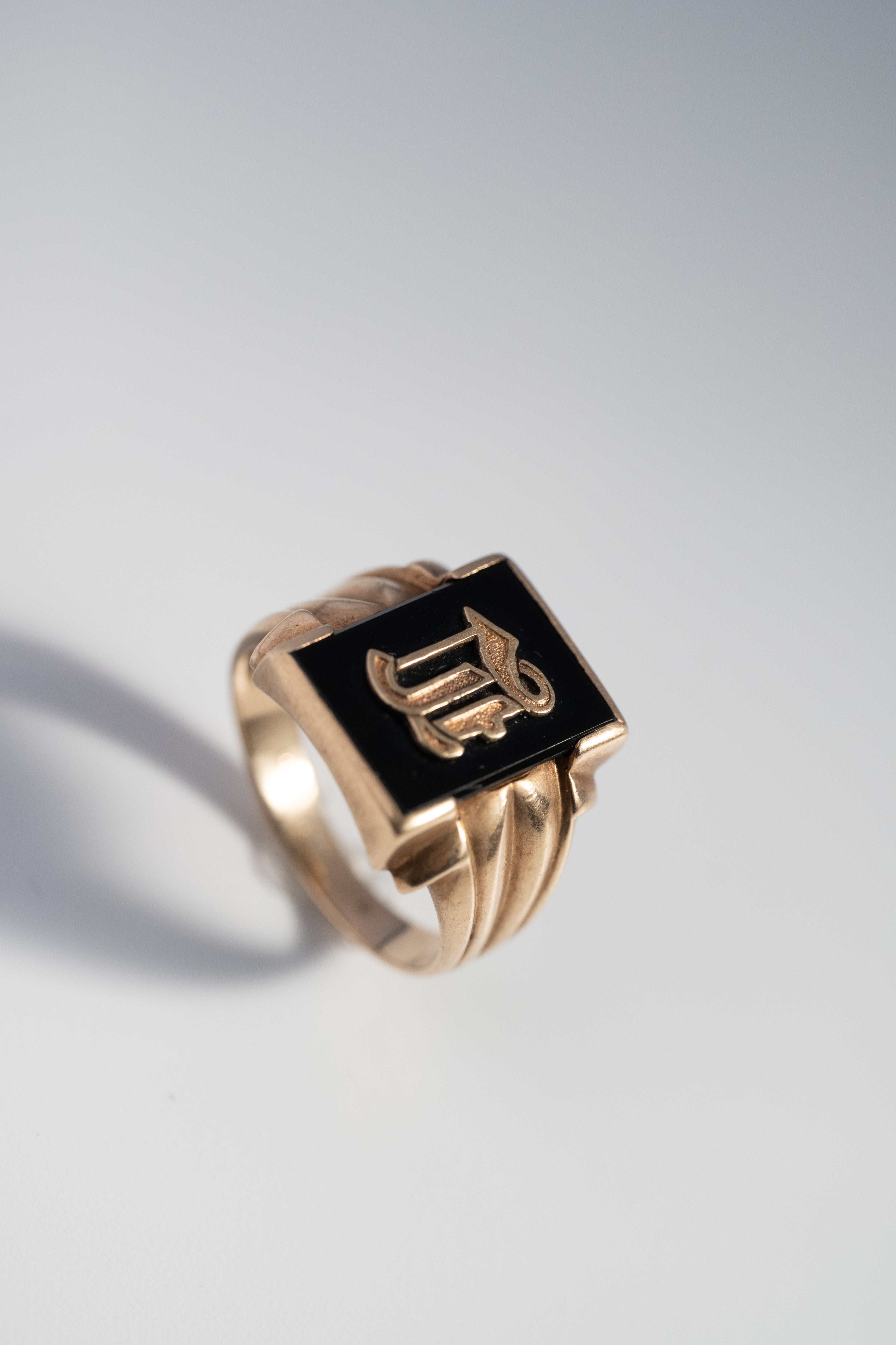 10K 1950s ヴィンテージ・ブラックオニキス・シグネットリング(イニシャル "L")