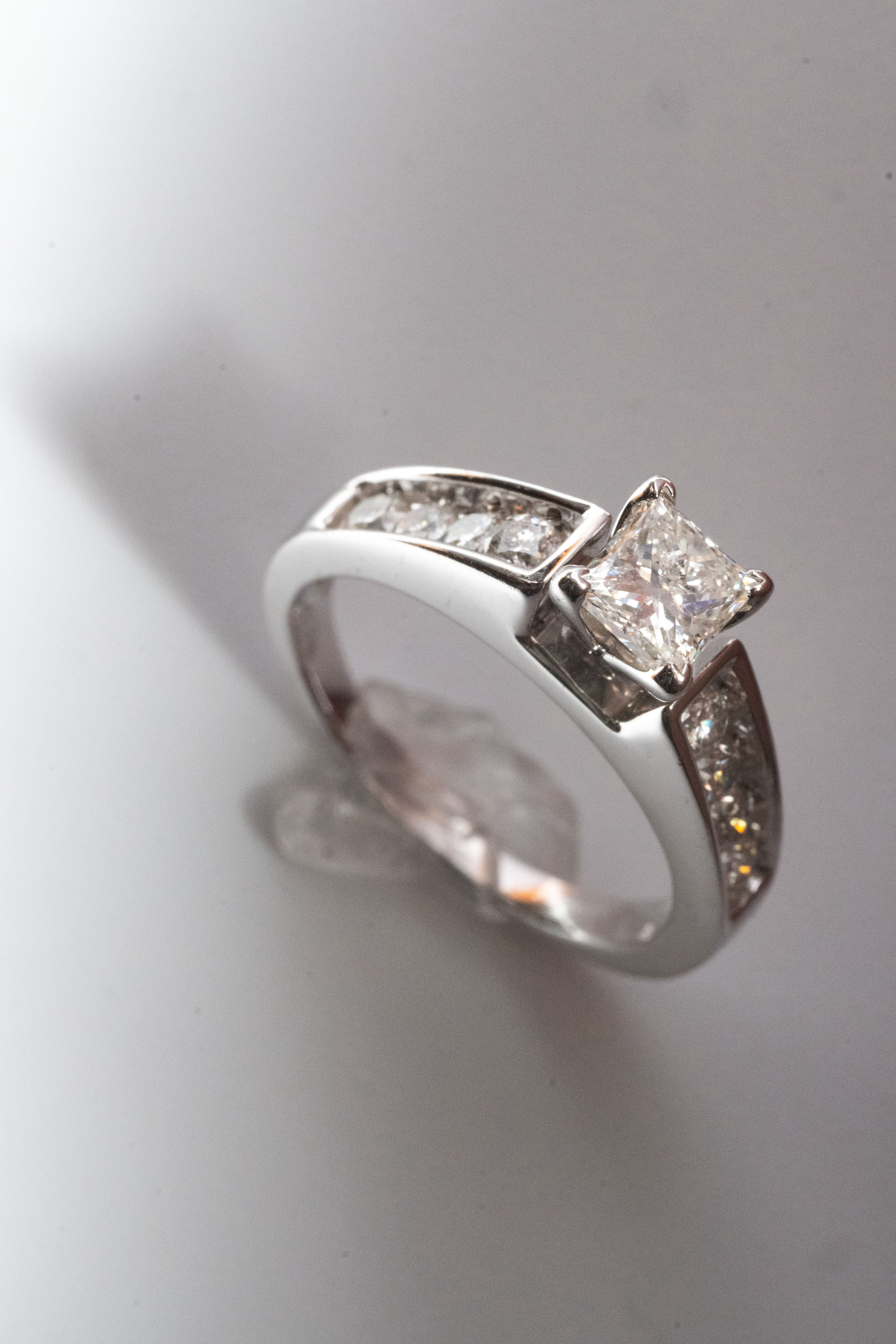 18金 4.5g 合計1.30ct プリンセスカット・ダイヤモンド ソリティアリング(HDS)