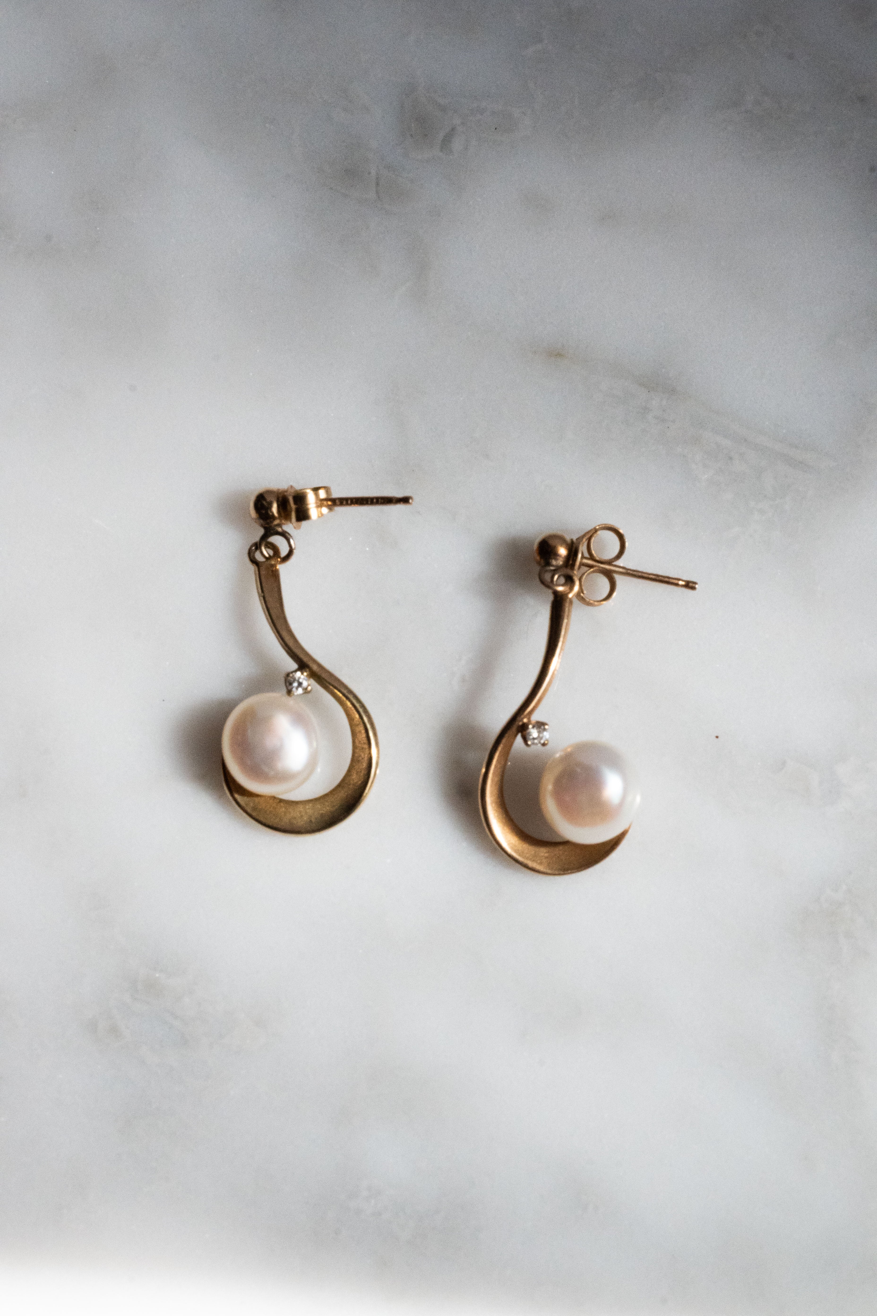 9金 2.1g 養殖真珠 & ダイヤモンド S字ドロップピアス