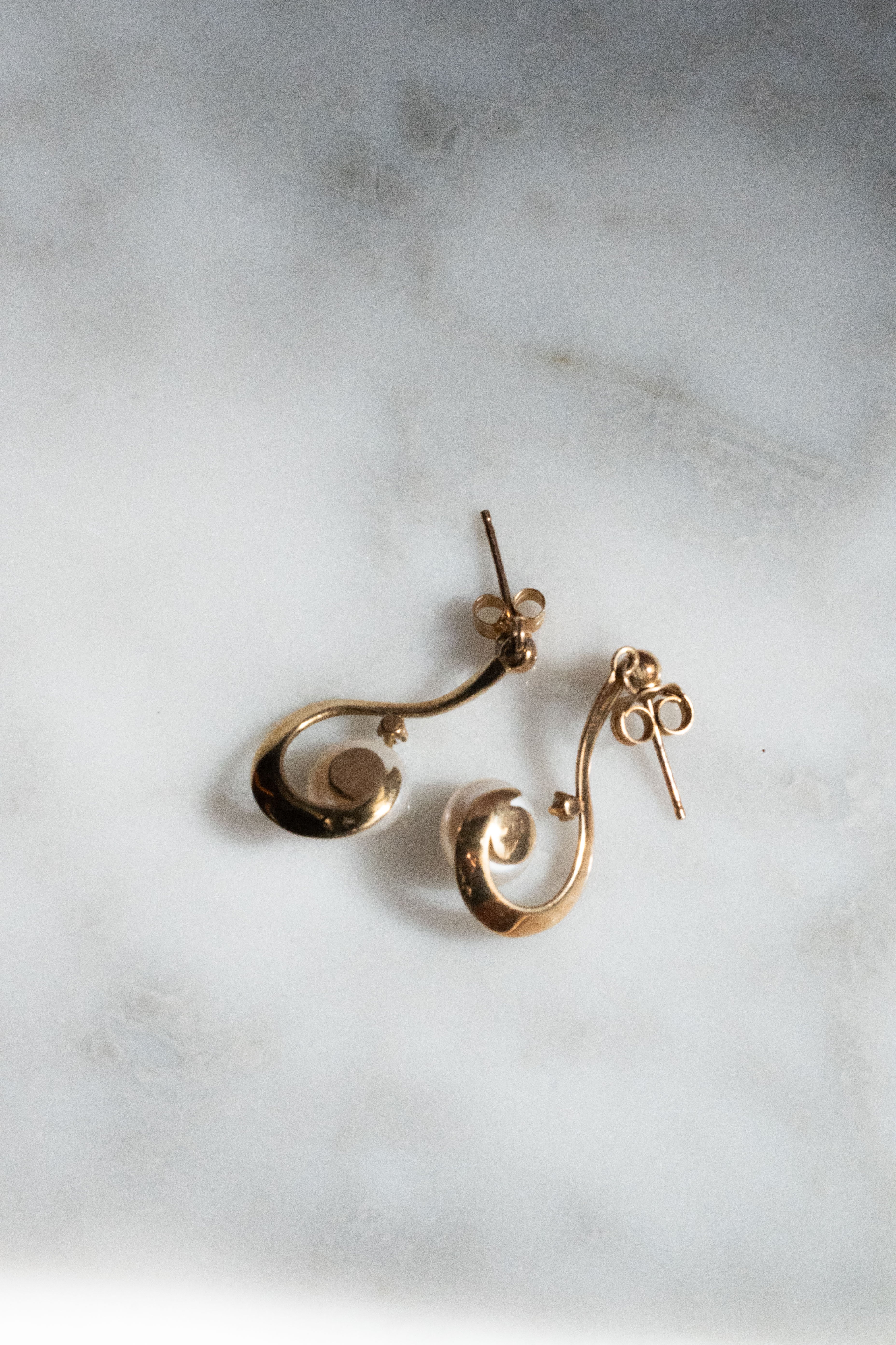 9金 2.1g 養殖真珠 & ダイヤモンド S字ドロップピアス