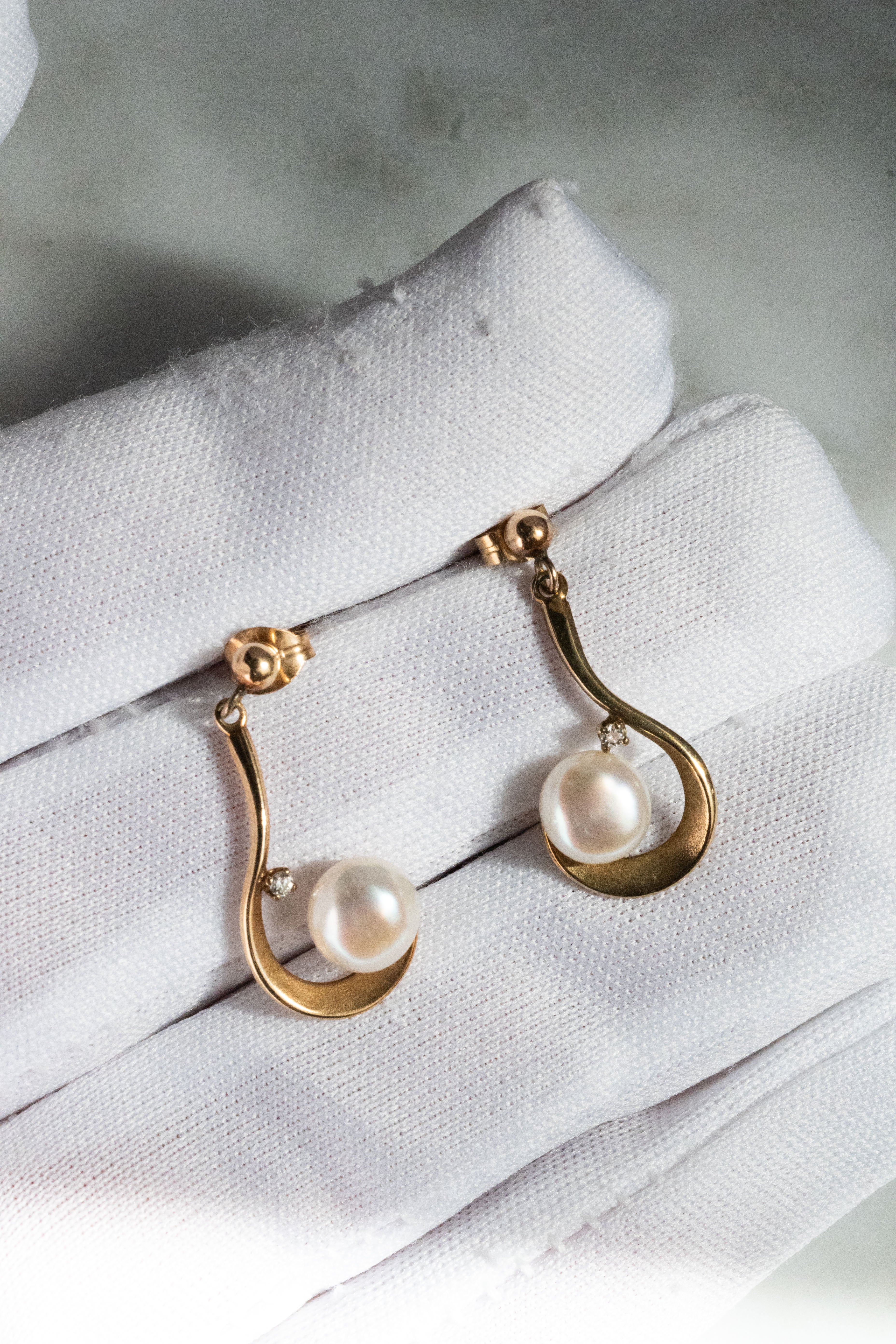 9金 2.1g 養殖真珠 & ダイヤモンド S字ドロップピアス