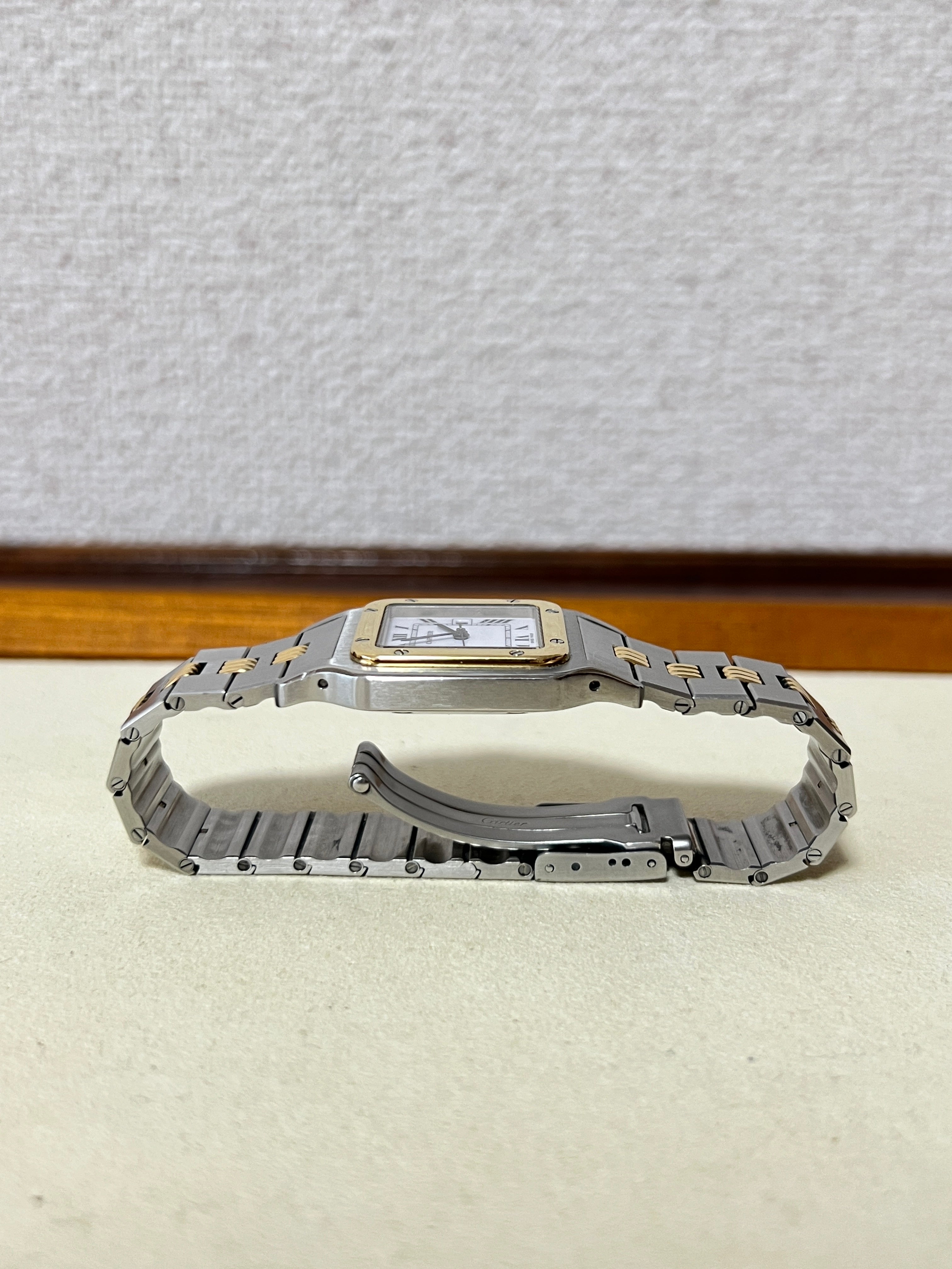 カルティエ サントスガルべLMサイズ ステンレス x ゴールドコンビ自動巻モデル Ref:2961の側面