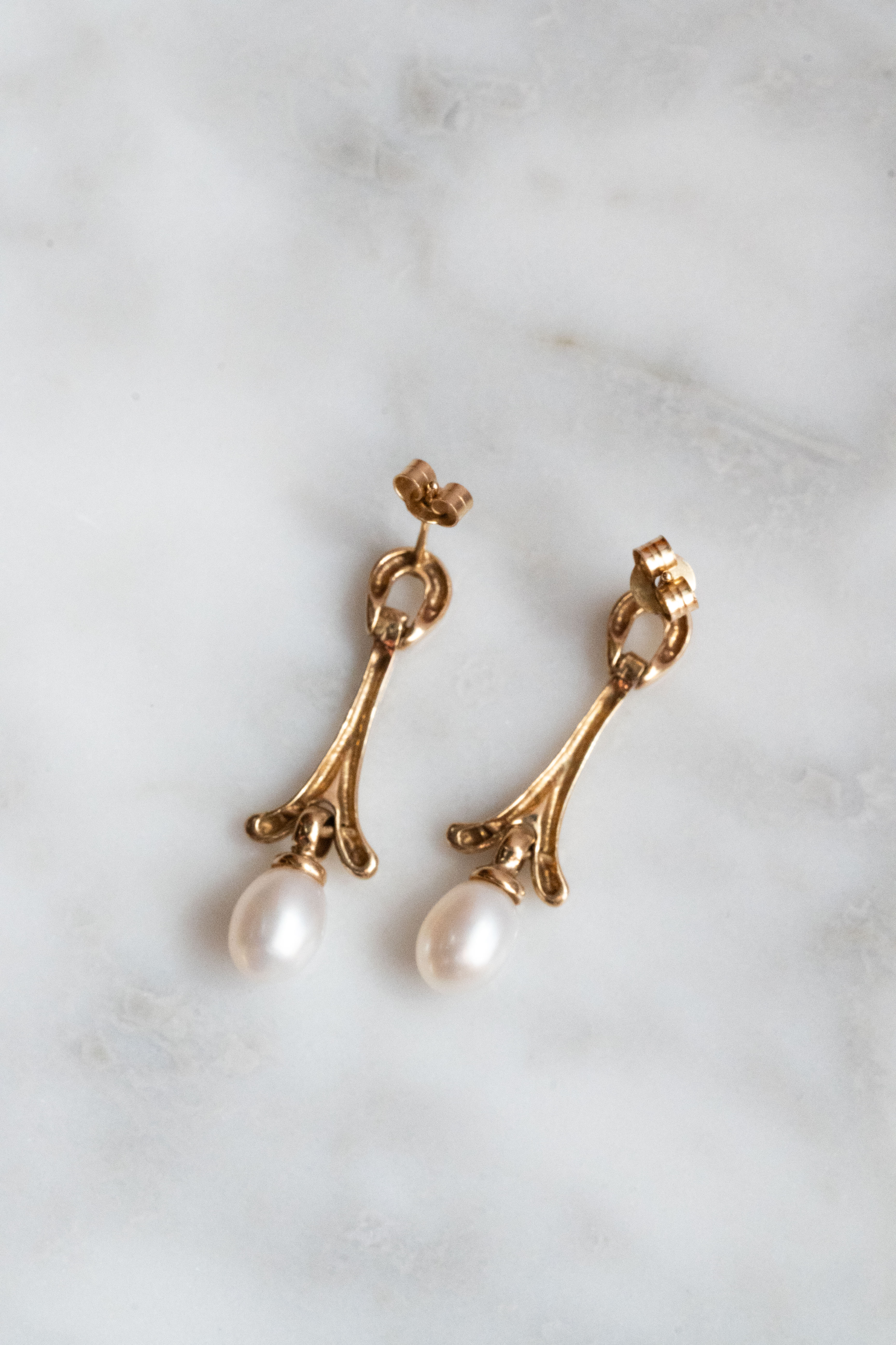 9金 2.9g 養殖真珠 モダン・縦型ドロップピアス