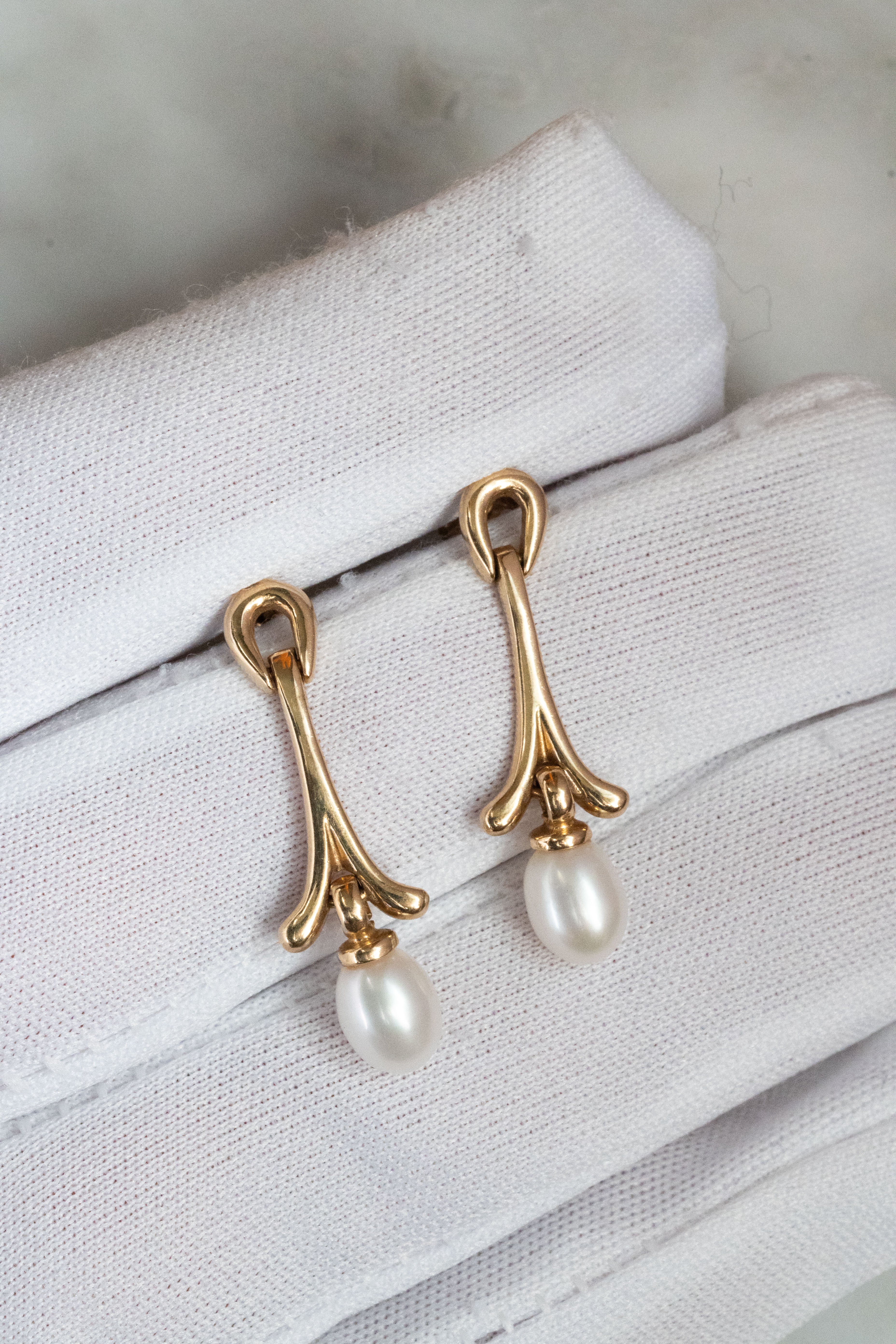 9金 2.9g 養殖真珠 モダン・縦型ドロップピアス