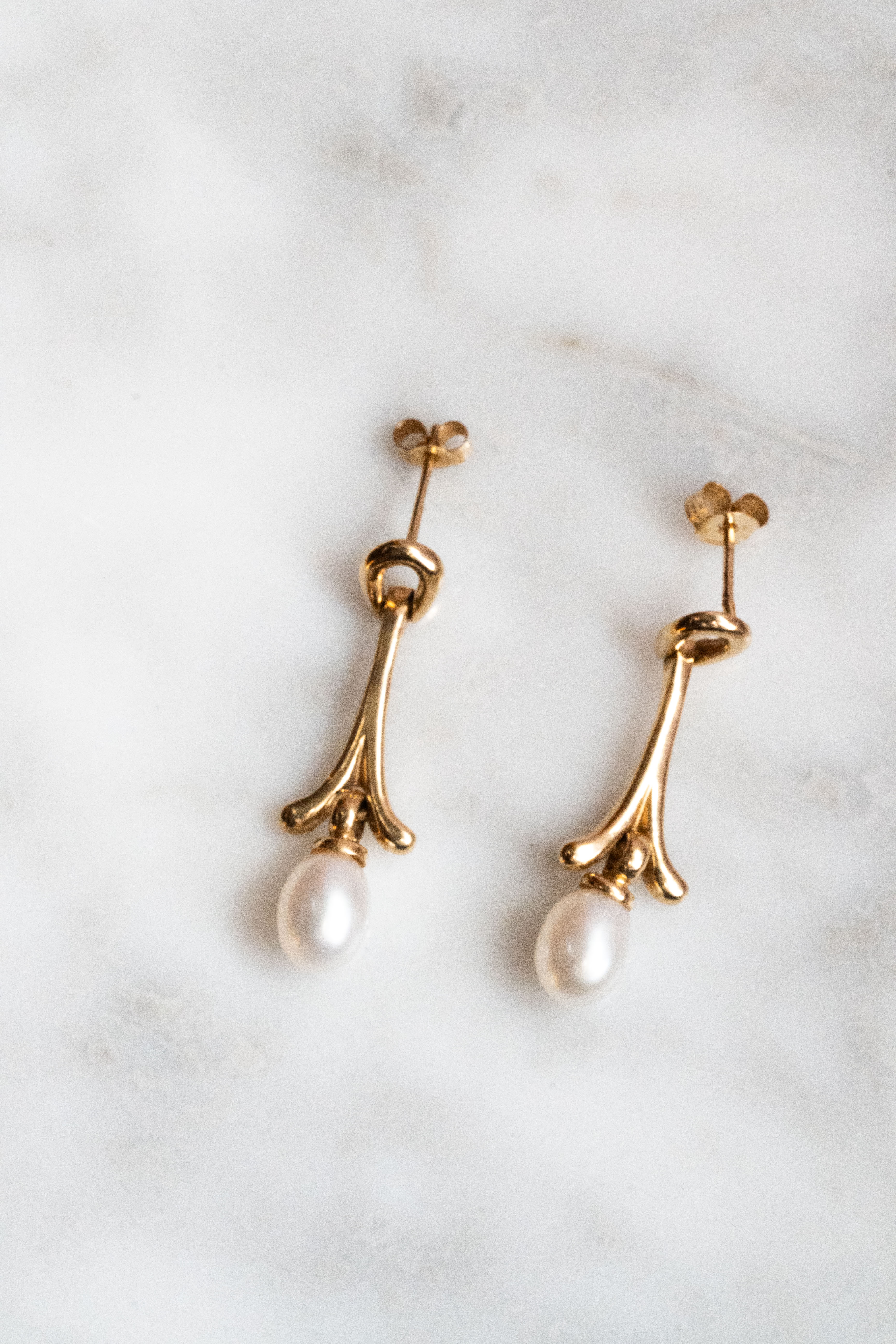 9金 2.9g 養殖真珠 モダン・縦型ドロップピアス