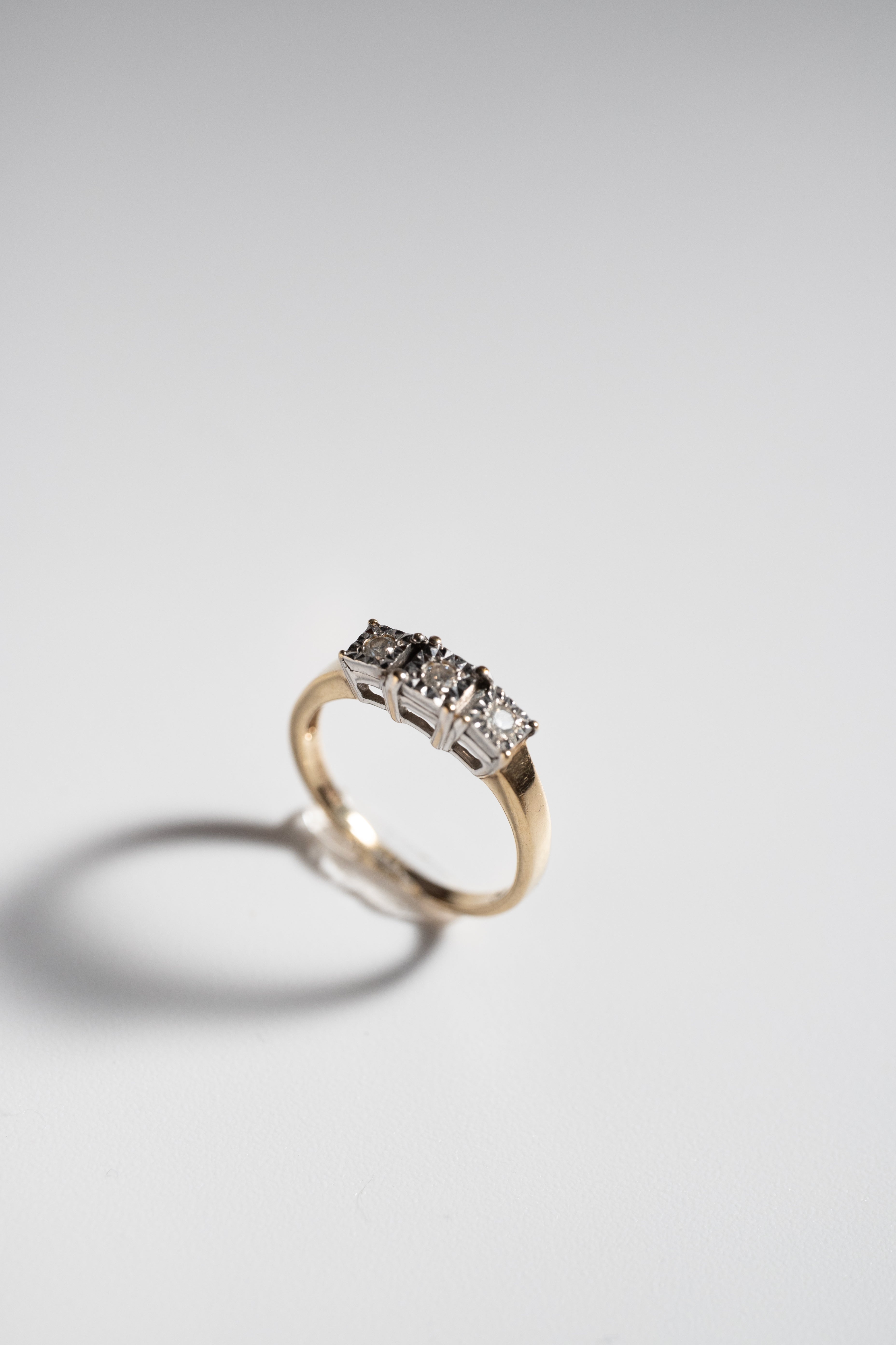 1973年製 英国ヴィンテージ 9ctゴールド×天然ダイヤモンド・スリーストーンリング