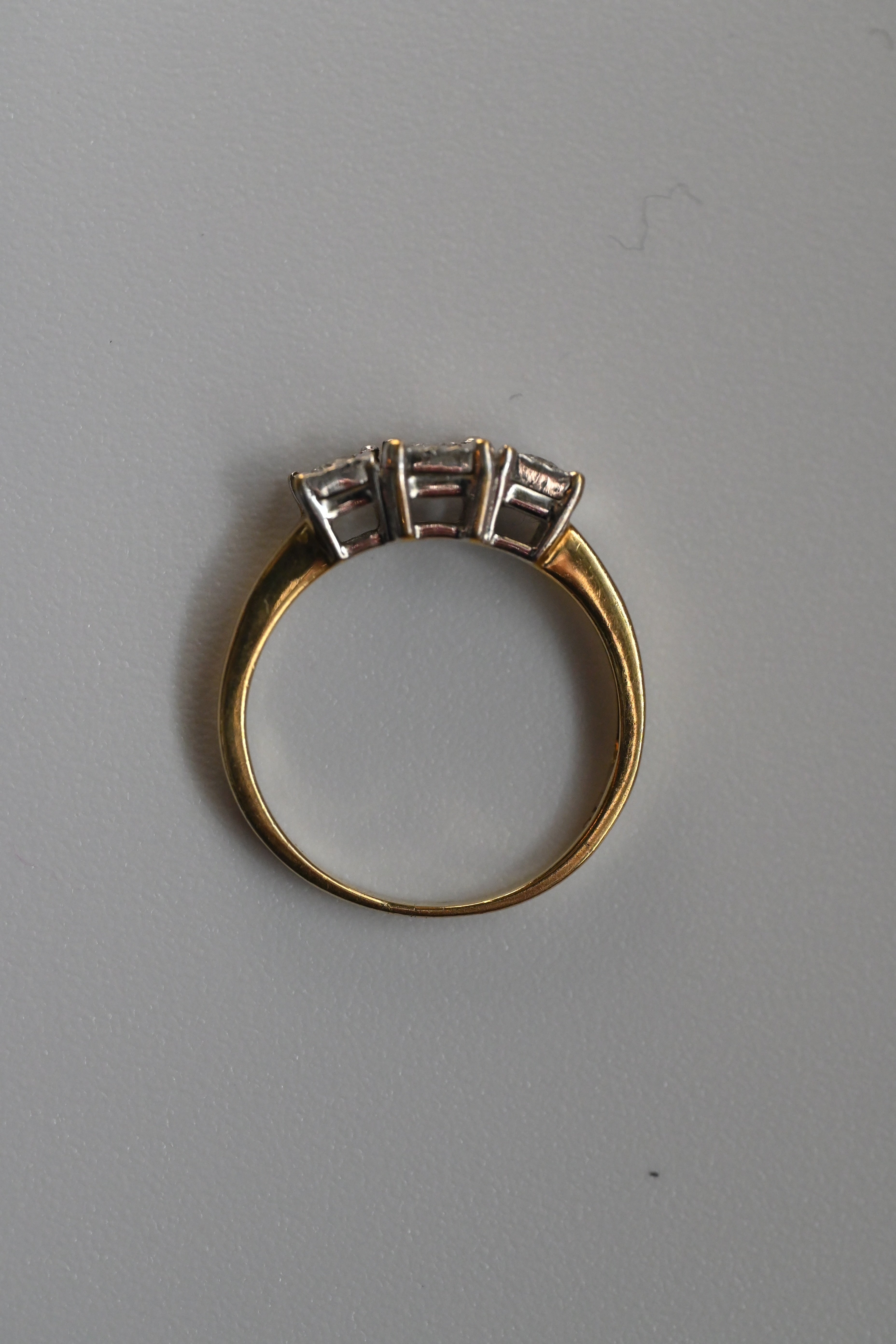 1973年製 英国ヴィンテージ 9ctゴールド×天然ダイヤモンド・スリーストーンリング