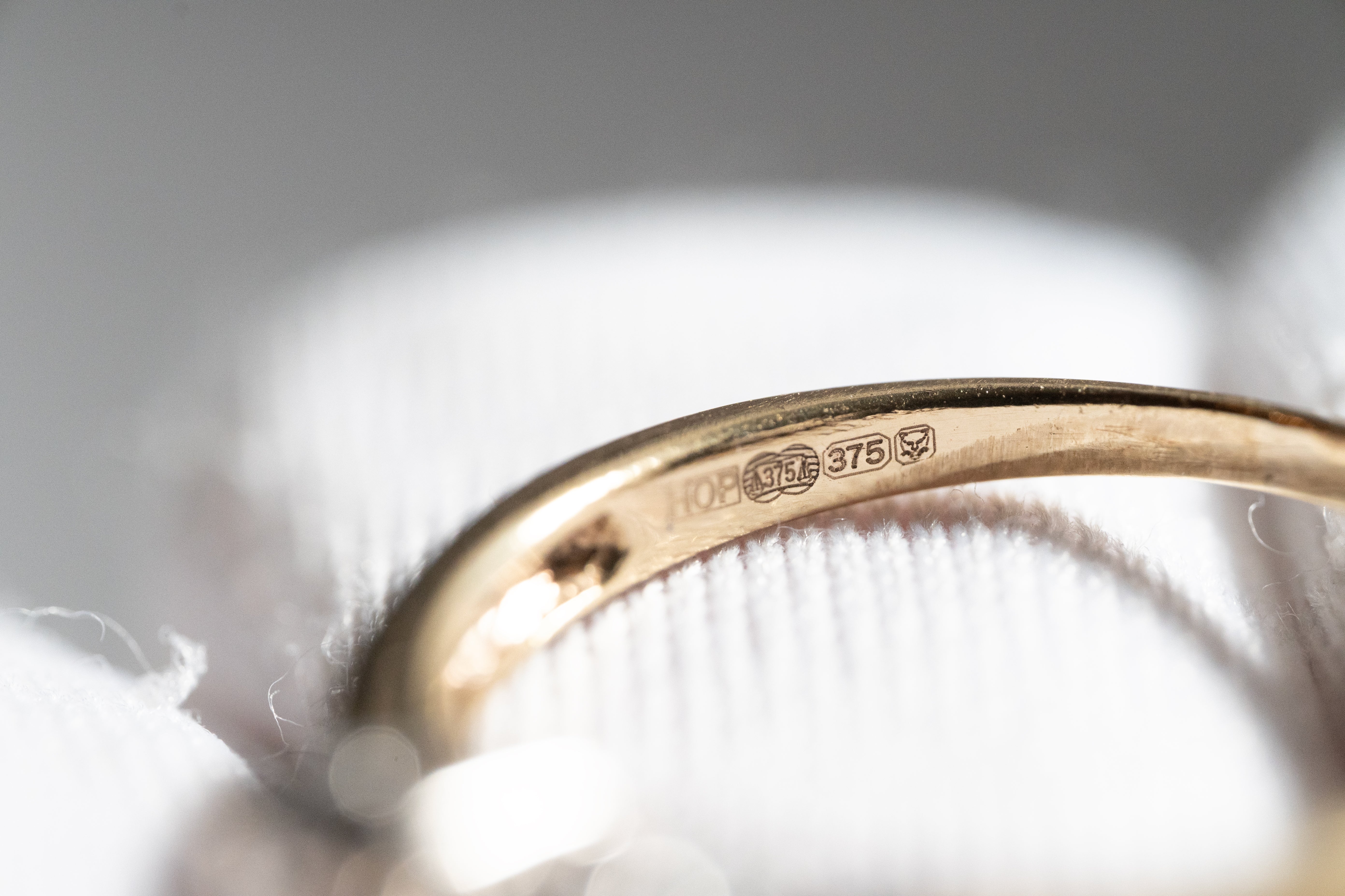 1973年製 英国ヴィンテージ 9ctゴールド×天然ダイヤモンド・スリーストーンリング