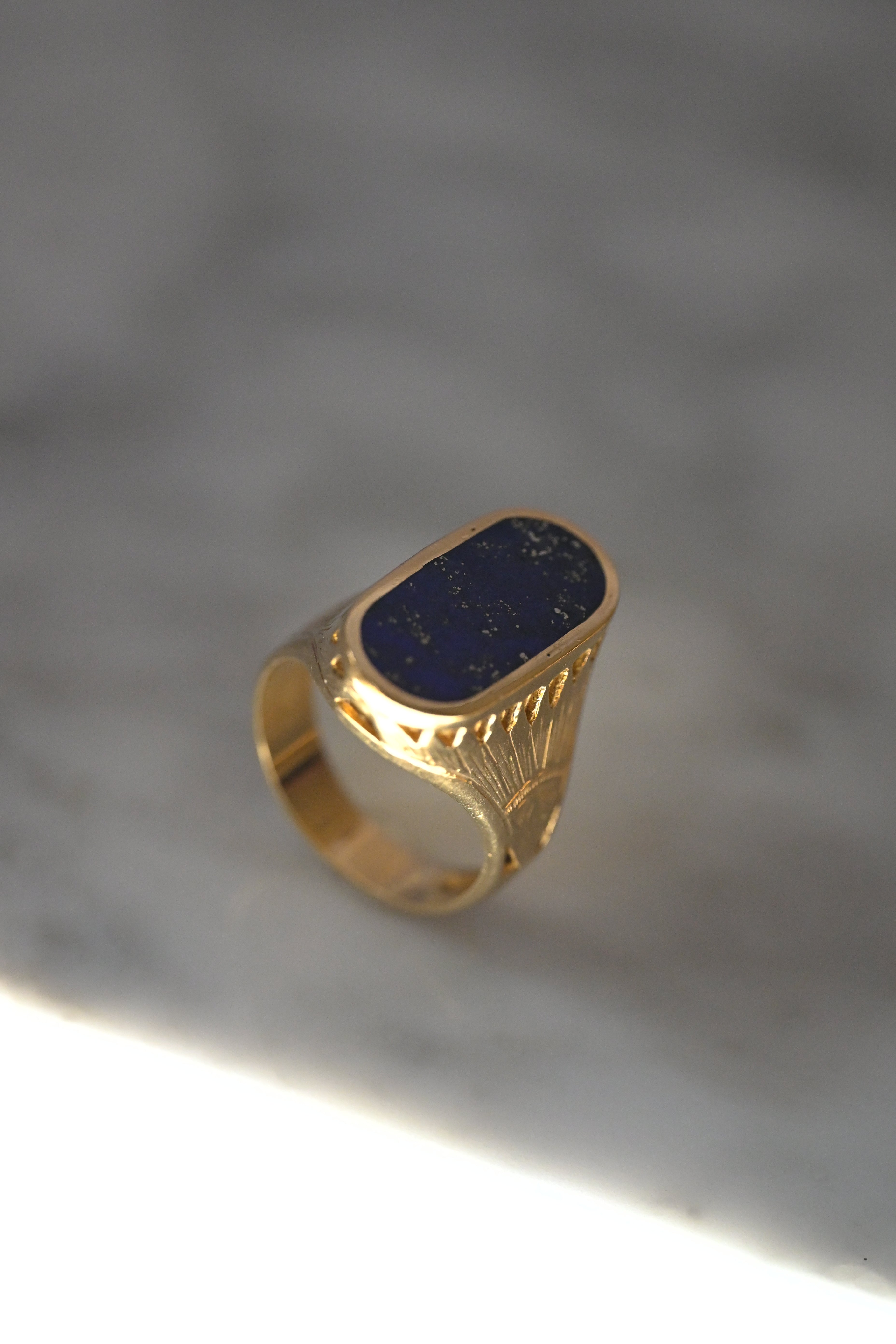 18K エジプト様式 ラピスラズリ ルネサンス・シグネットリング