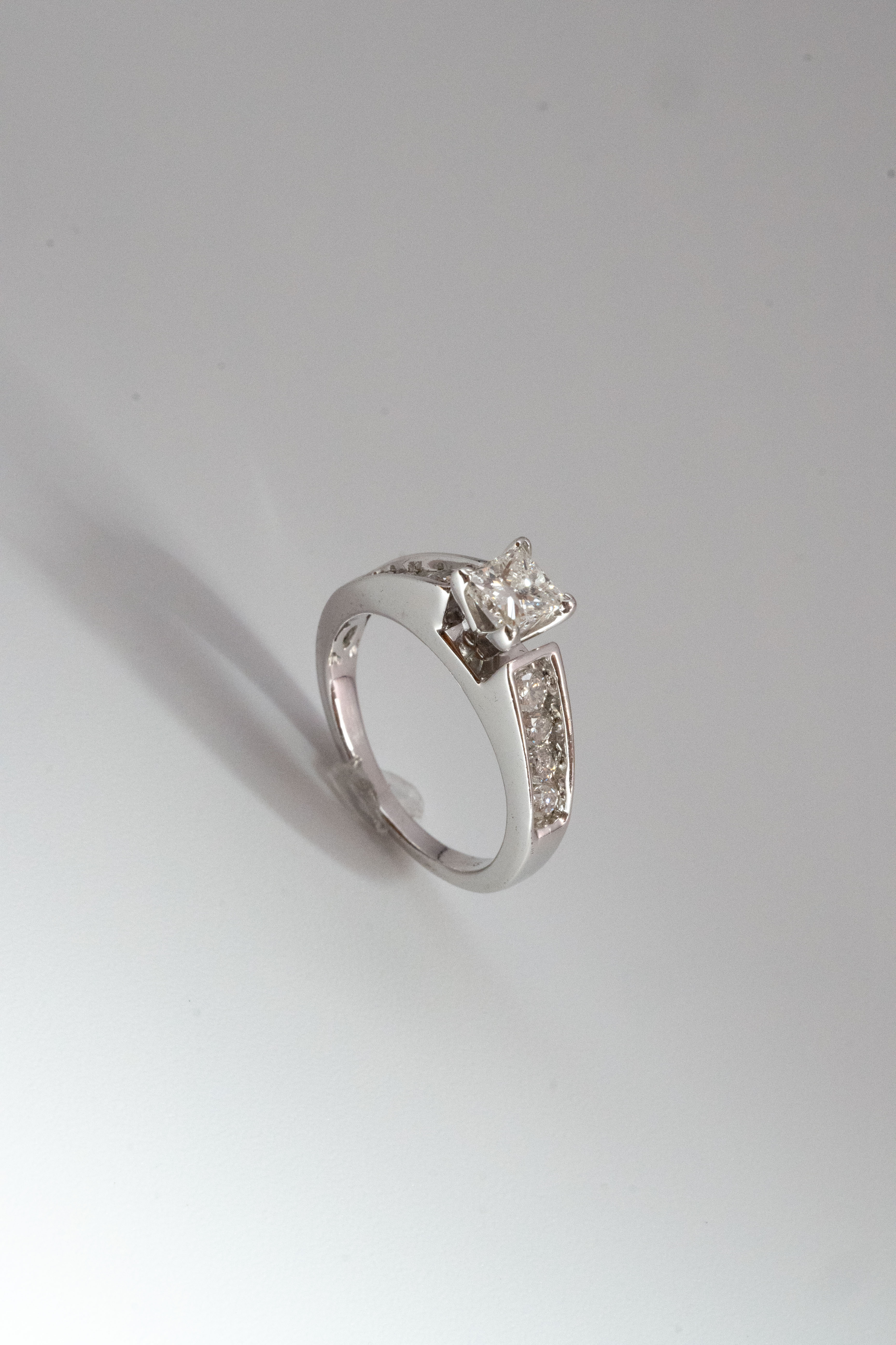 18金 4.5g 合計1.30ct プリンセスカット・ダイヤモンド ソリティアリング（HDS）