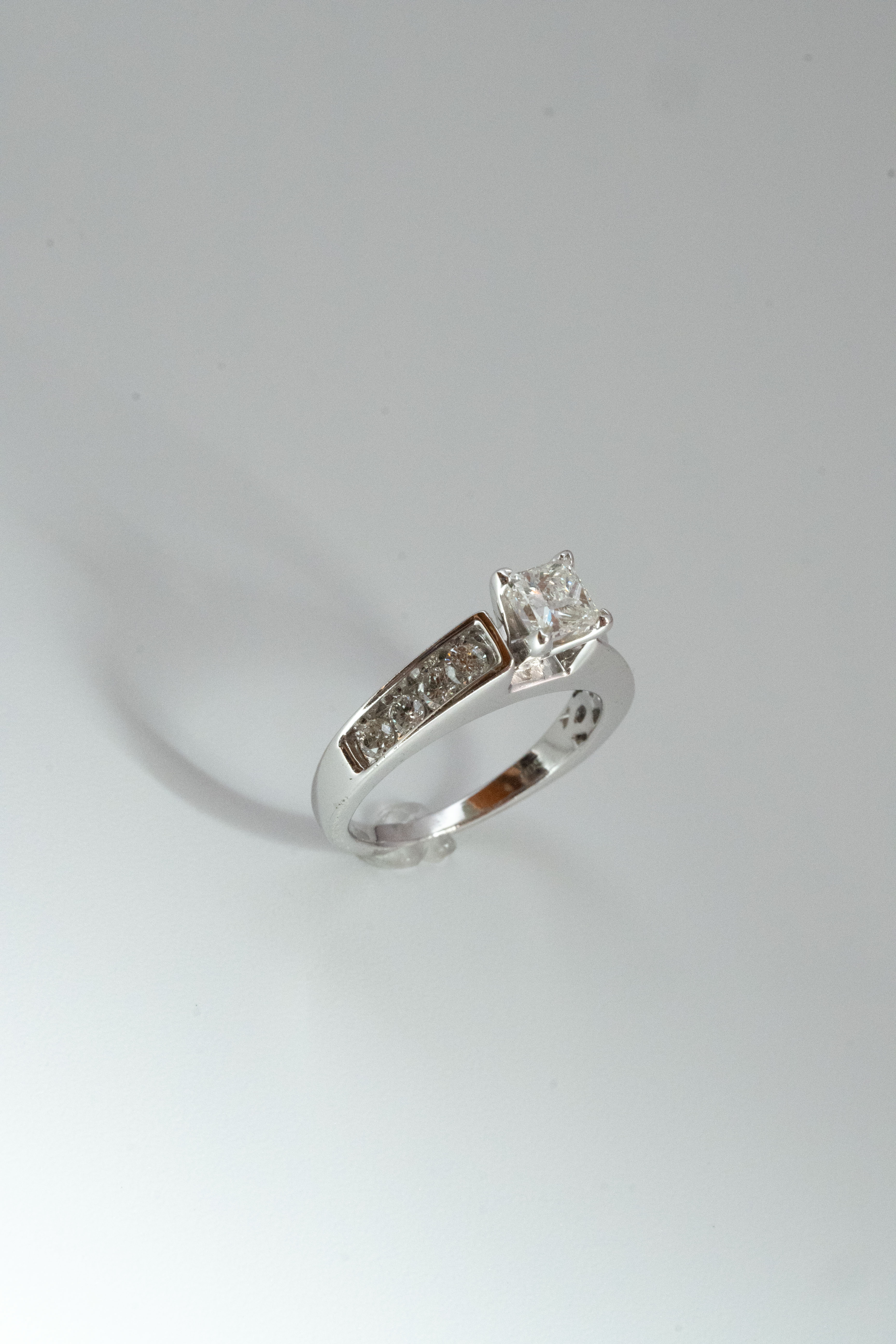 18金 4.5g 合計1.30ct プリンセスカット・ダイヤモンド ソリティアリング（HDS）