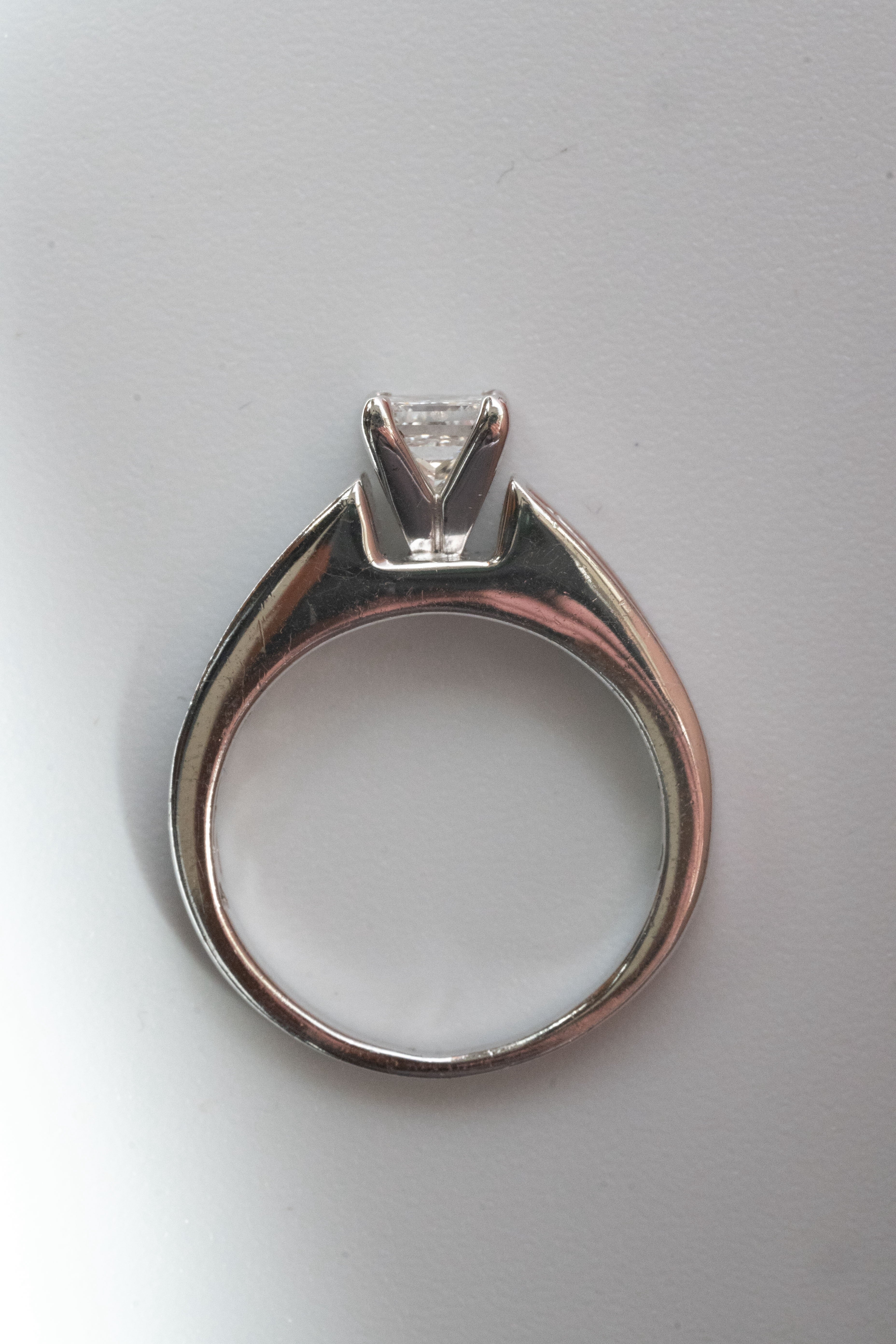 18金 4.5g 合計1.30ct プリンセスカット・ダイヤモンド ソリティアリング（HDS）