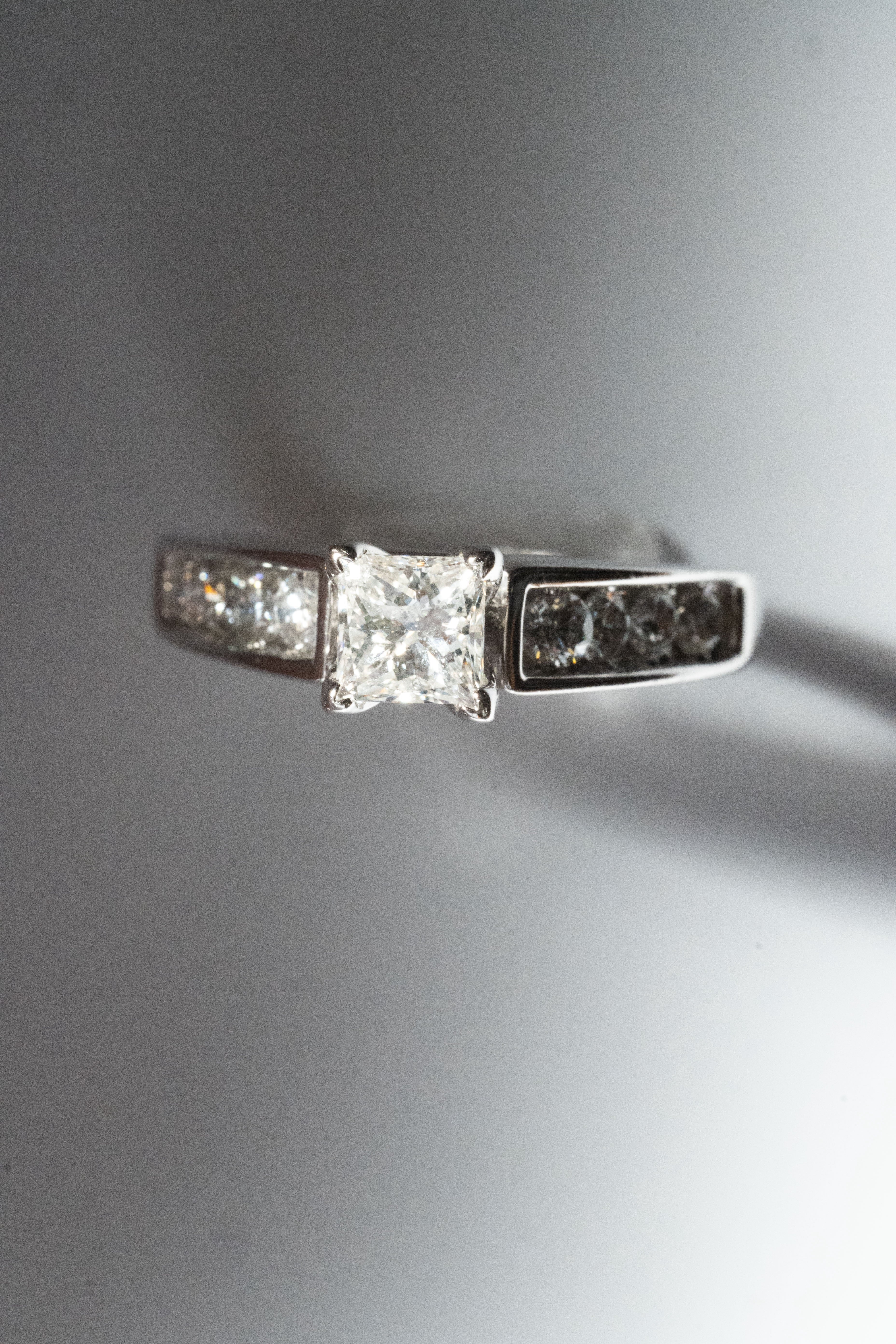 18金 4.5g 合計1.30ct プリンセスカット・ダイヤモンド ソリティアリング（HDS）