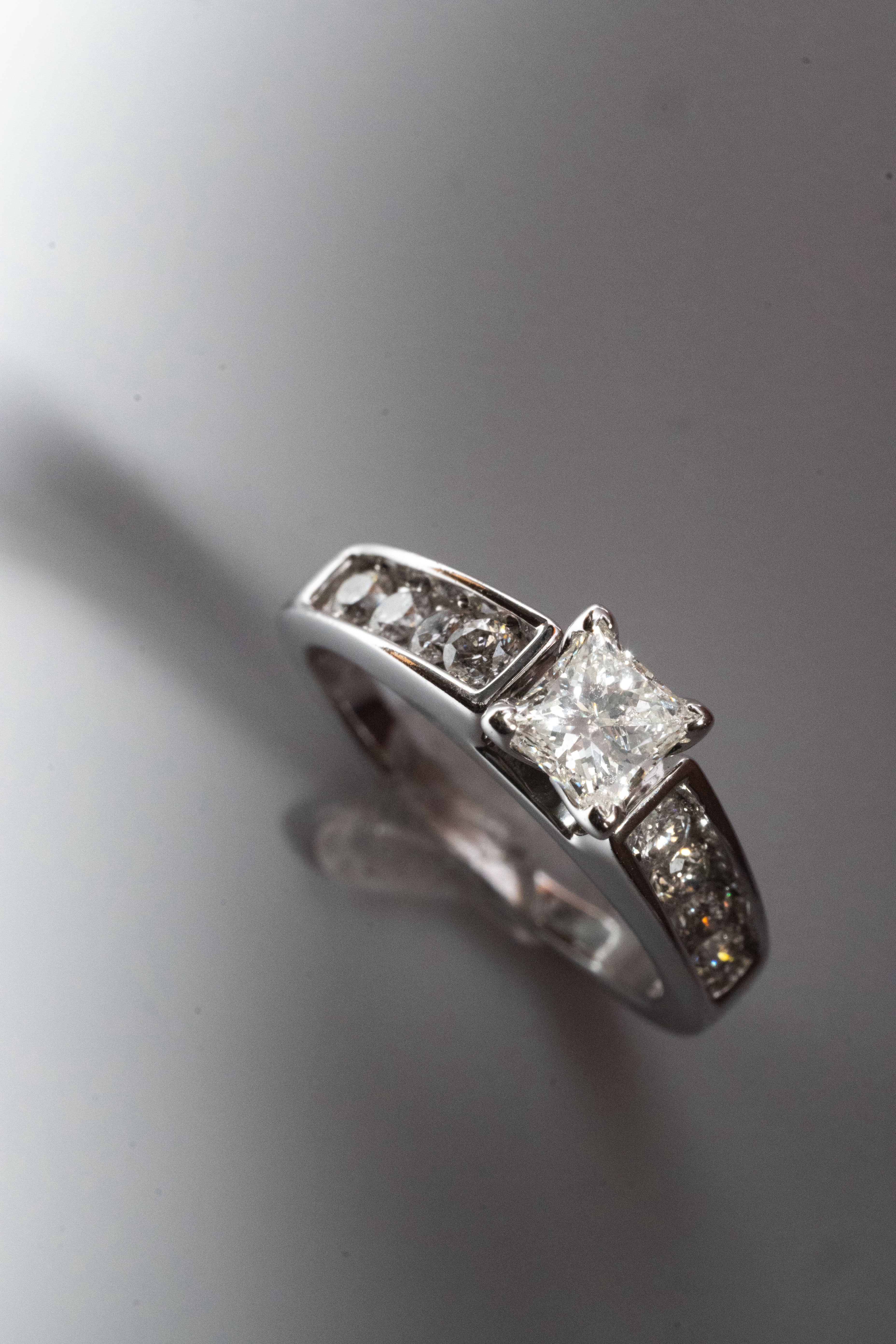 18金 4.5g 合計1.30ct プリンセスカット・ダイヤモンド ソリティアリング（HDS）